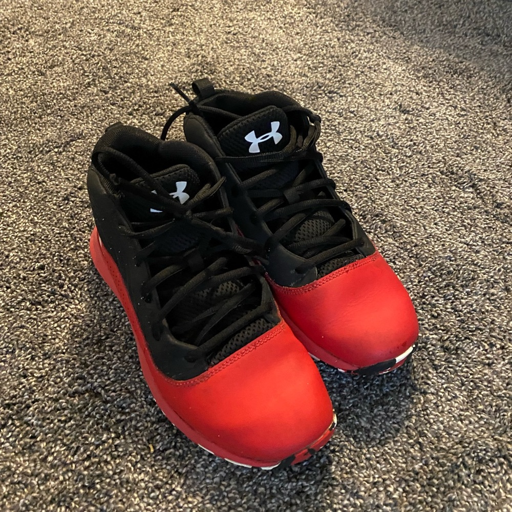 Boys under armor shoes size 6.5. Like new!!